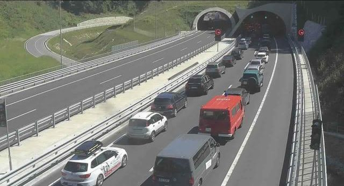 Na mejnih prehodih s Hrvaško ves dan dolge kolone: Vozniki čakajo tudi več kot dve uri