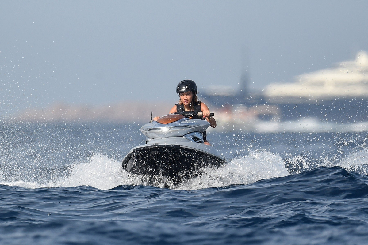 Zdaj jo je našel še paparac: Je to res najbolj vroča pevka tega poletja?