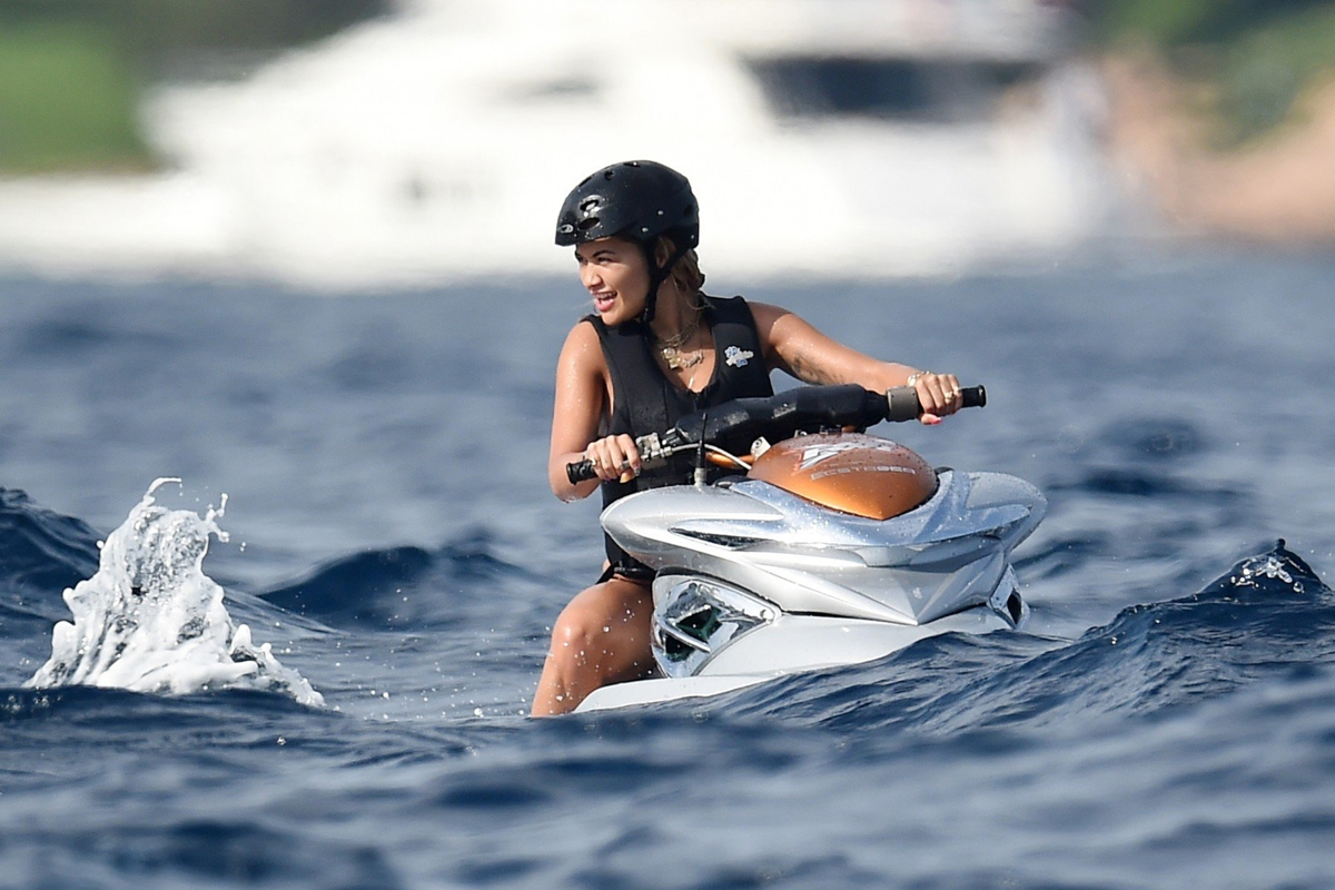 Zdaj jo je našel še paparac: Je to res najbolj vroča pevka tega poletja?