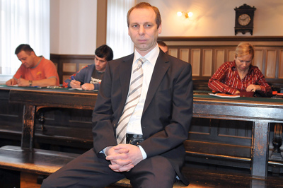 Med prestajanjem kazni znova na zatožni klopi