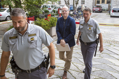 Morilcu policista deset pisemskih ovojnic v zaporu ni dovolj