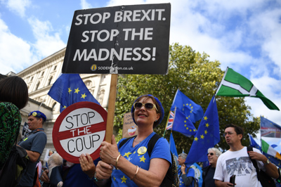 Brexit potonil v popolni kaos