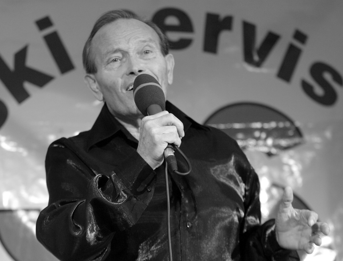 Poslovil se je pevec Stane Mancini