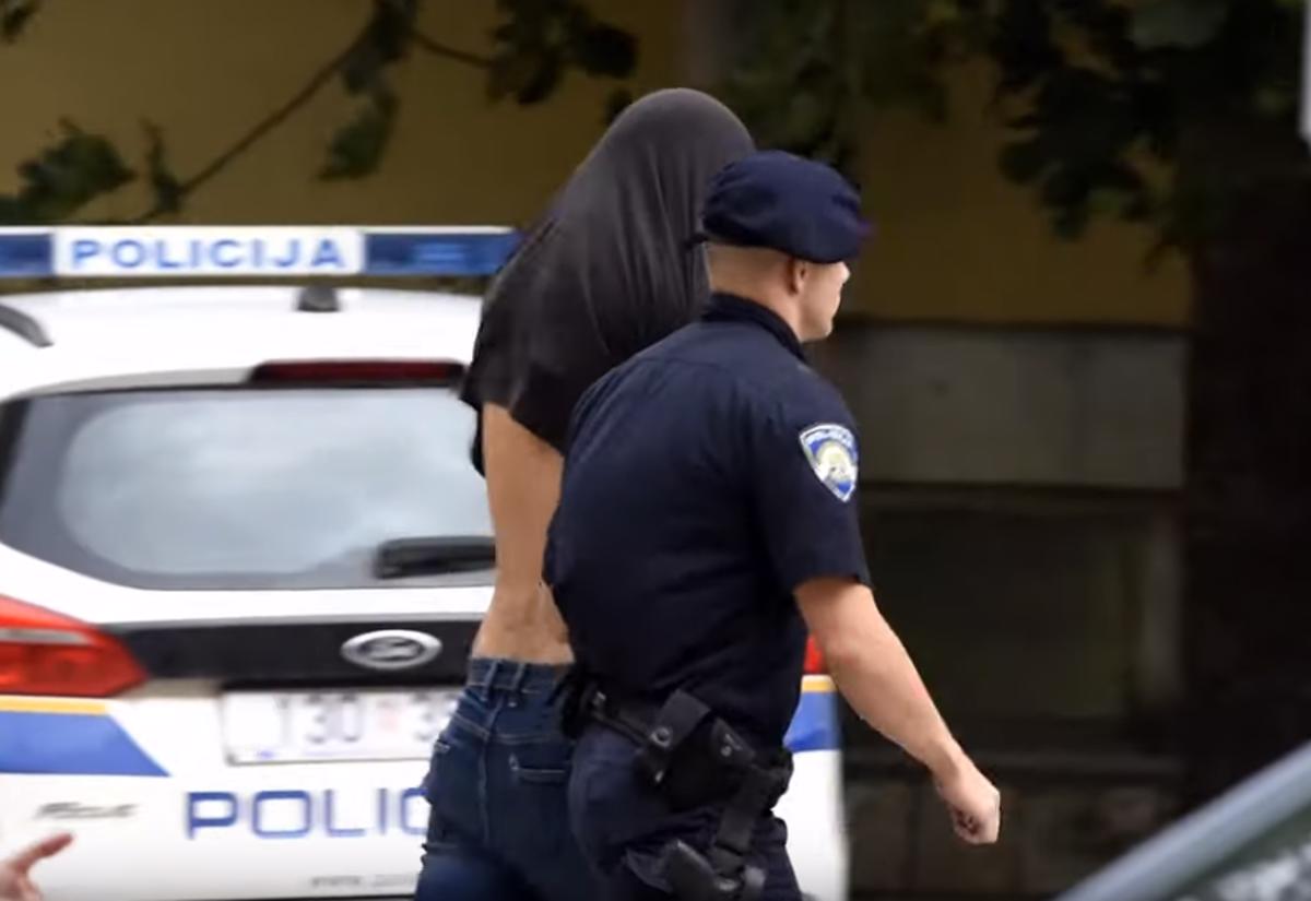 (VIDEO) Napadalce iz kninskega lokala privedli pred sodnika, brez izgredov ni šlo