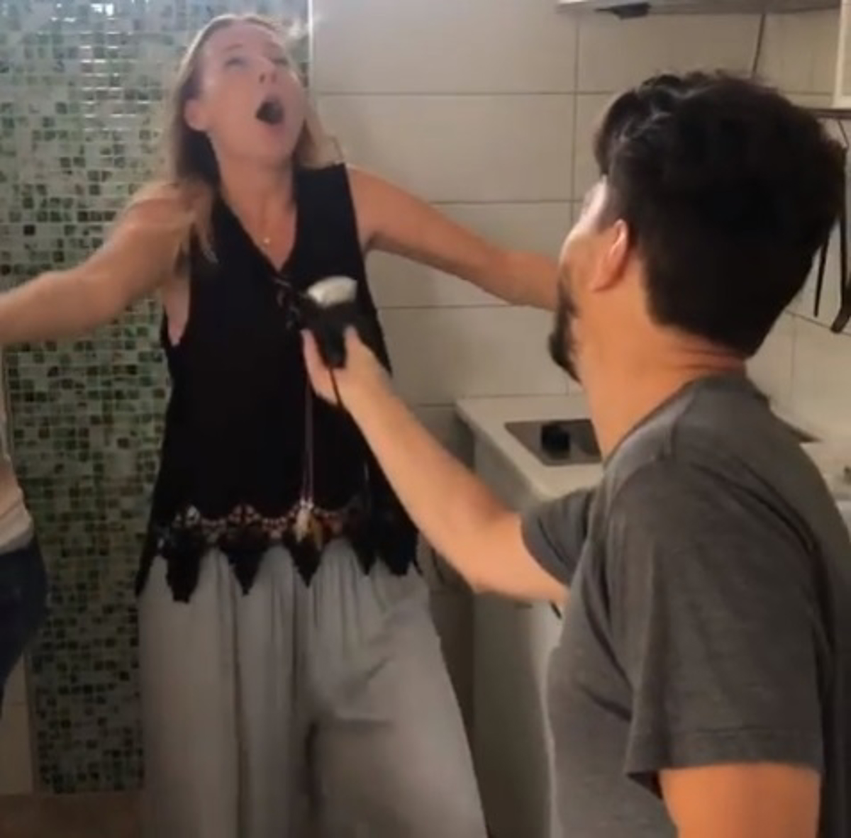 (VIDEO) Za umret smešno: Slovenska pevka s fenom vadi za nastop na Evroviziji