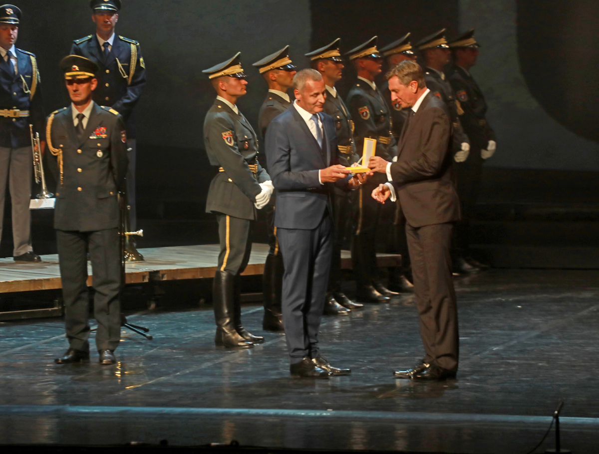 Vse najboljše, drago gledališče! Ampak zakaj niso izžvižgali sponzorja?