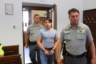 Milejša obtožnica zaradi prometne nesreče, v kateri sta umrla pešca