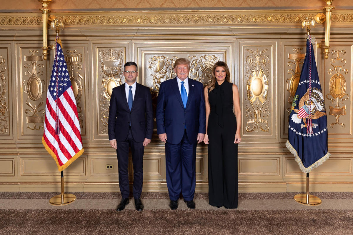 Marjan Šarec se je fotografiral z Donaldom in Melanio Trump