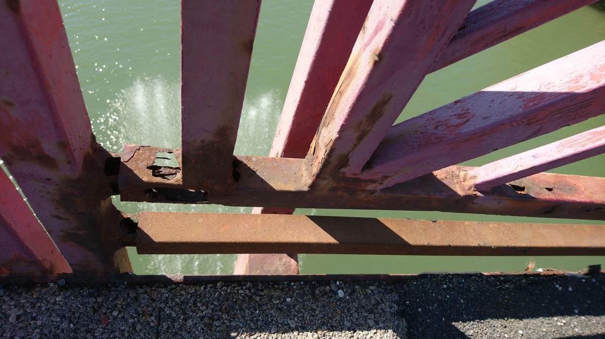 Ograja Starega mostu razpada