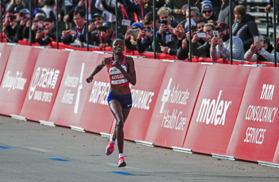 (BRANJE) Kralj Kipchoge in atletski Messner