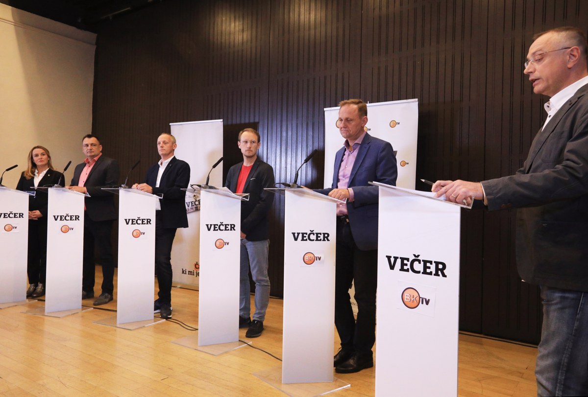 (FOTO in VIDEO) Večerova javna debata: Komu središče mesta, avtomobilom ali pešcem in kolesarjem?