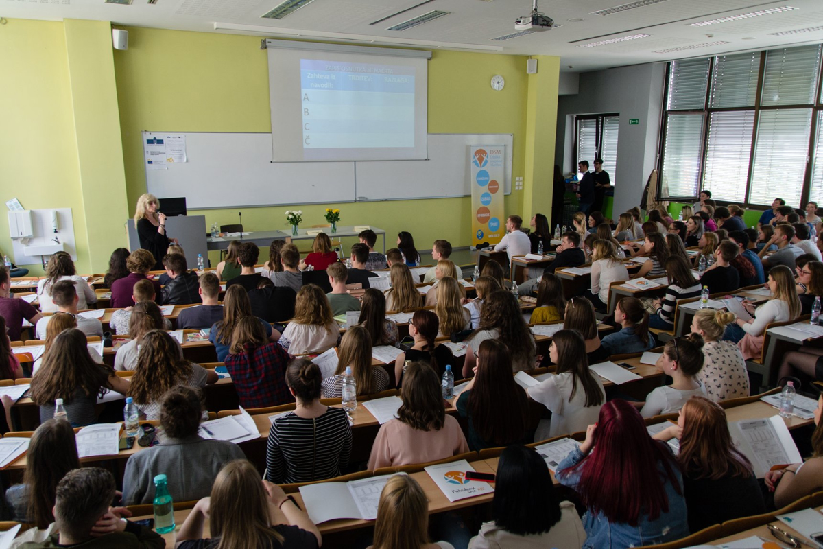 Dijaki v Mariboru o iskrenosti v družbi, medsebojnih odnosih in delovnem okolju