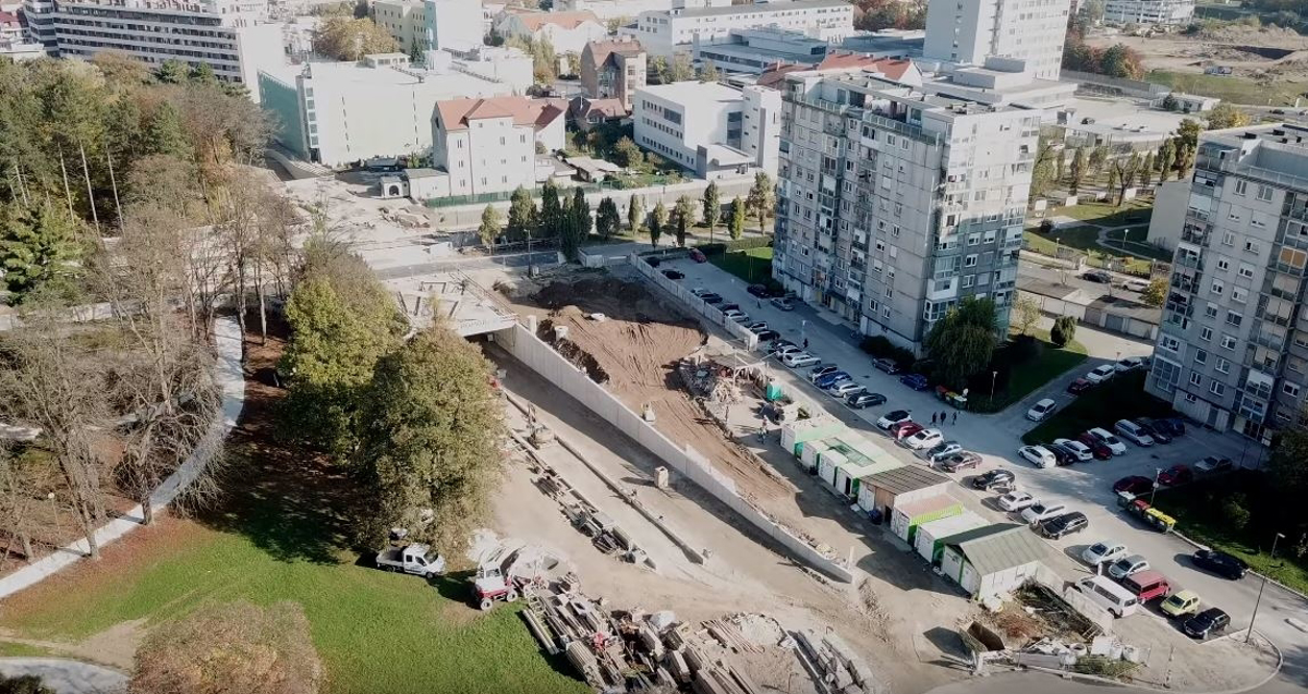 (VIDEO) Pogled iz zraka na gradbišče v Ljubljanski ulici v Mariboru, podhod naj bi odprli še letos