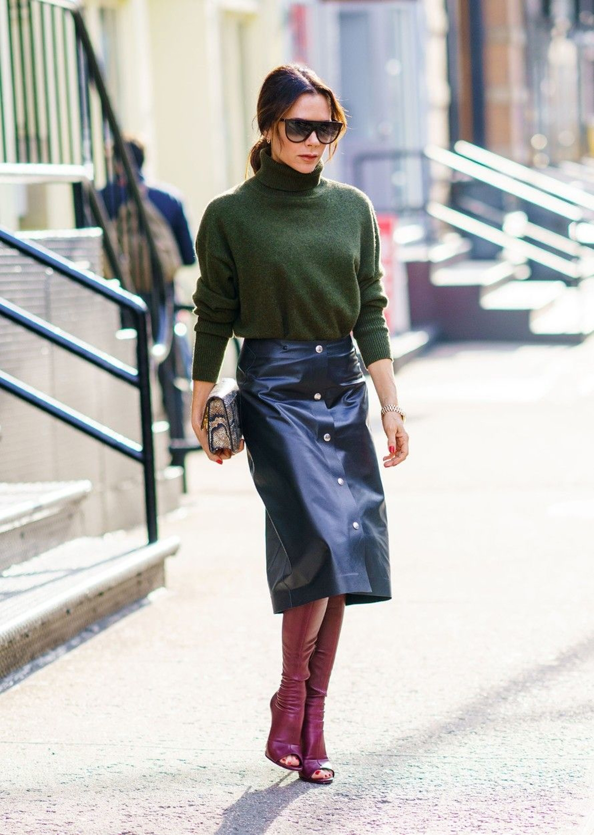 Victoria Beckham v usnjenem krilu do kolen. 