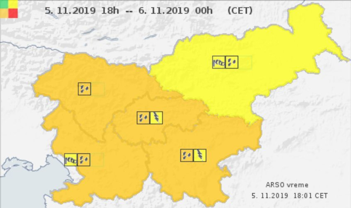 Zaradi obilnih padavin poplavljalo kleti in ceste