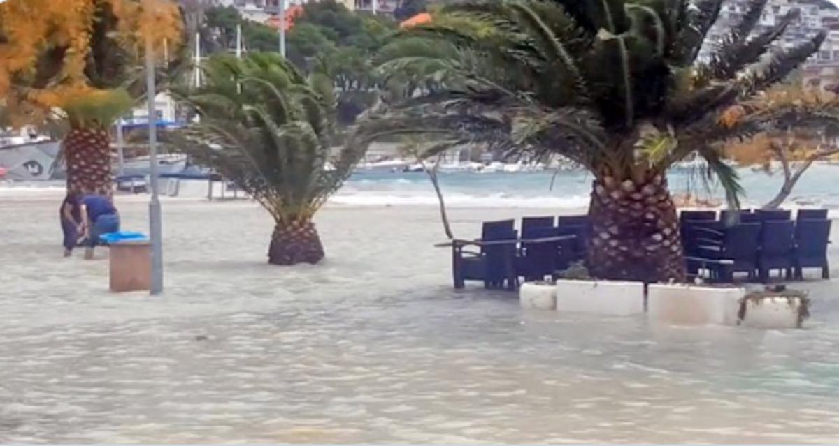 (VIDEO) Od Istre do Dalmacije najhujše letošnje neurje: Orkanski veter, prekinjene ladijske linije ... Alarm zvečer tudi v Piranu