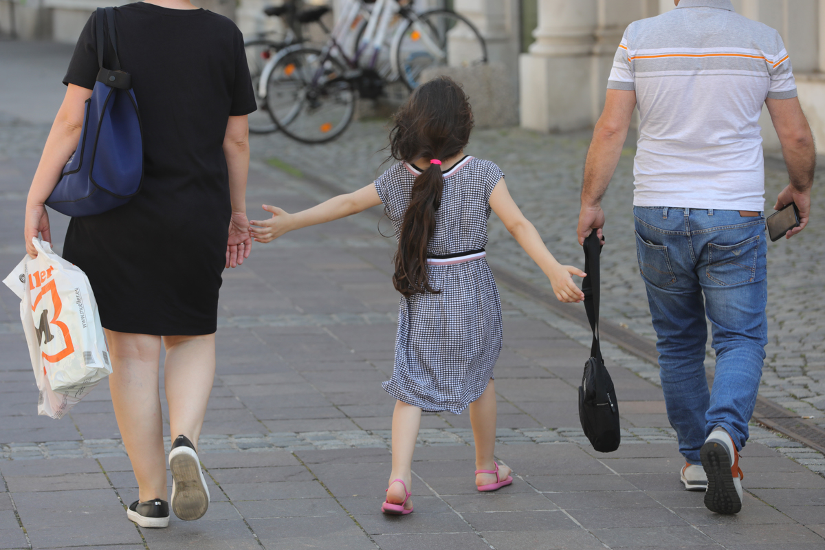 Očetom dvojčkov dodatnih deset dni očetovskega dopusta, višje najnižje starševsko nadomestilo ...
