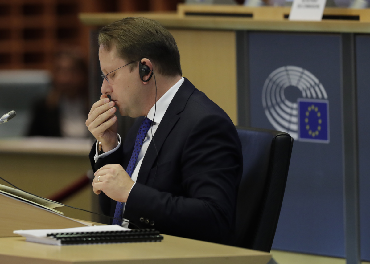 Madžarski kandidat za komisarja dobi dodatna vprašanja