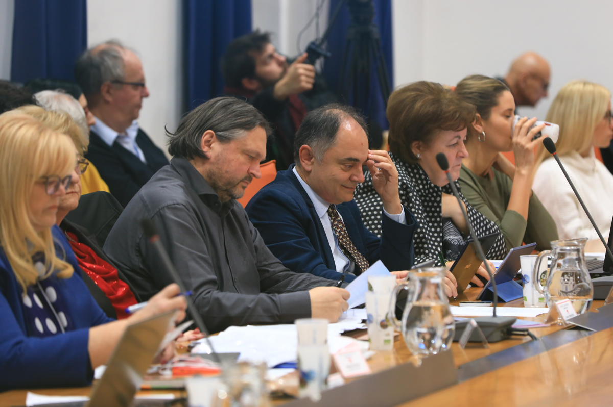 Mariborski mestni svet: Odstop iz uredniškega odbora še pred imenovanjem