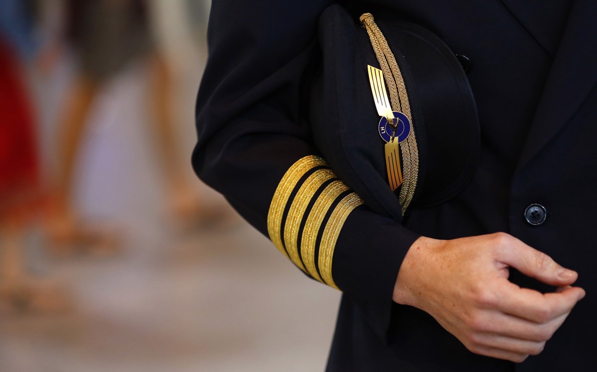 Moški se je preoblačil v pilota, da mu na letališčih ni bilo treba čakati