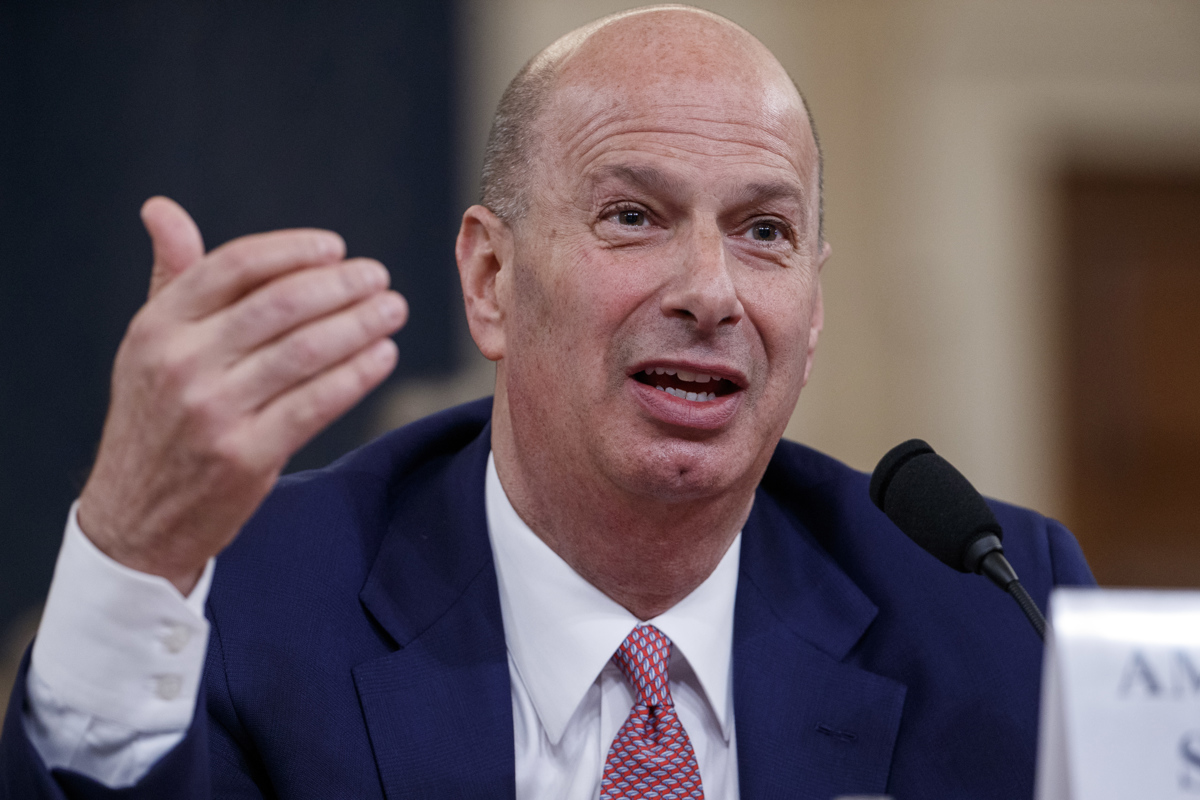 Veleposlanik Gordon Sondland potrdil Trumpovo izsiljevanje Ukrajine, Trump pa ...