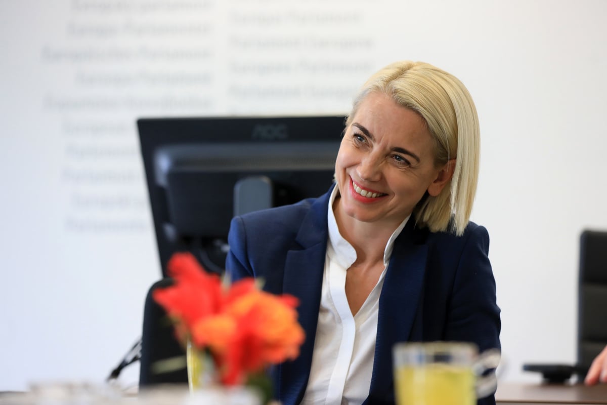 Dvojno državljanstvo: Mlinarjeva kot Schwarzenegger