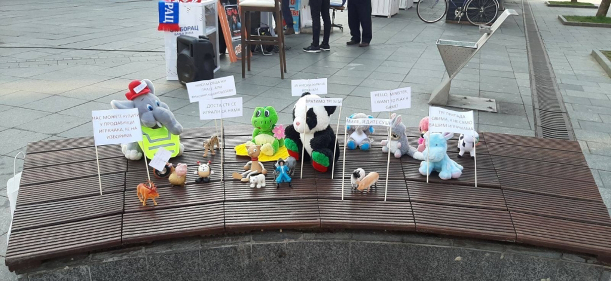 V Banjaluki aretirali igračke. Shodi skoraj enajst mesecev po zadnjem protestu Pravica za Davida še vedno prepovedani