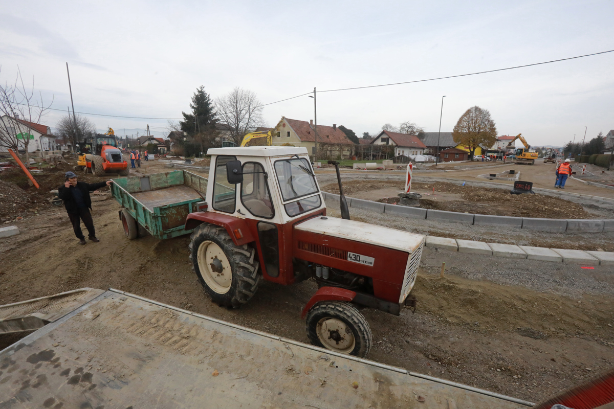Dela pri obnovi Streliške ceste zastala: Lastnik več zemljišč s traktorjem ustavil dela