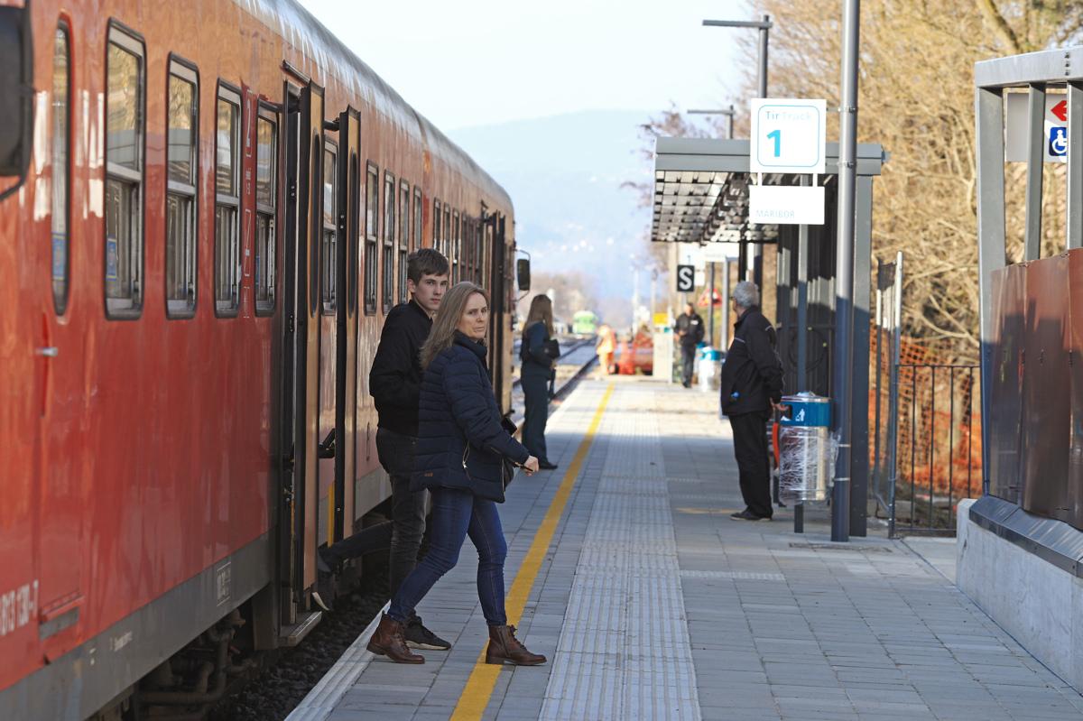 (FOTO) Začasni nivojski prehod čez železniško progo pri Magdalenskem parku od danes zaprt