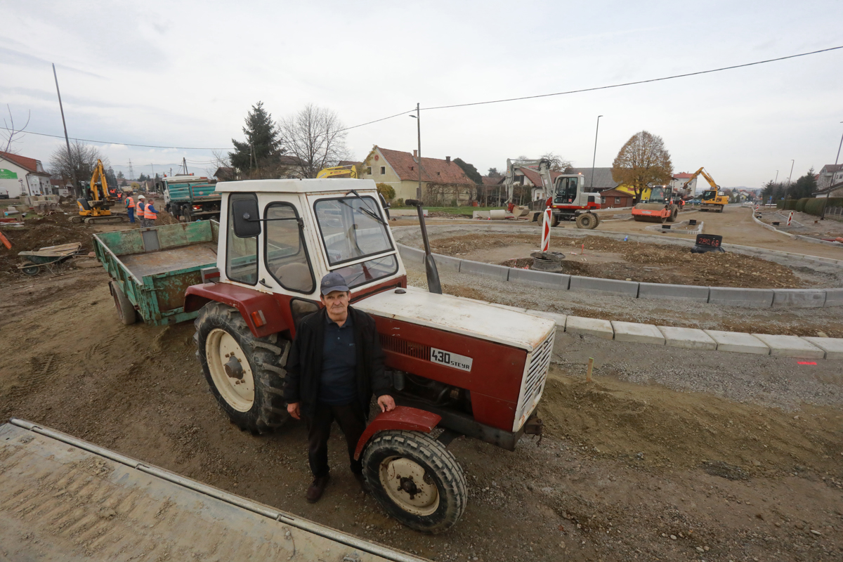 Prenova Streliške ceste: Traktor umaknjen, dela se nadaljujejo