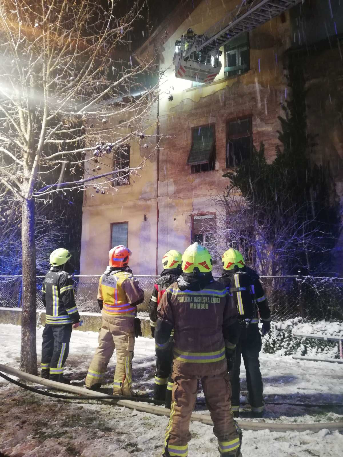 V središču Maribora gorela tri stanovanja, gasilci s hitro intervencijo preprečili še večjo katastrofo