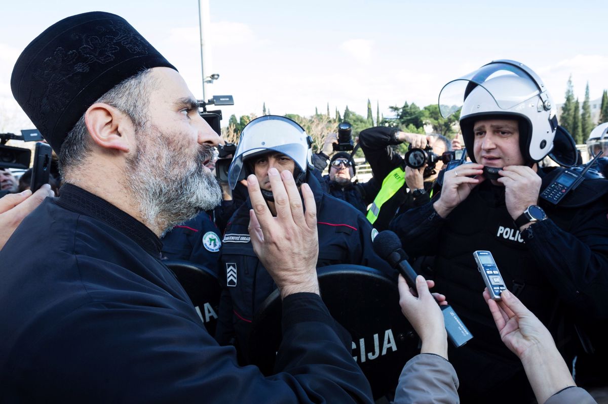 Očesi, ki gledata vsako v svojo smer