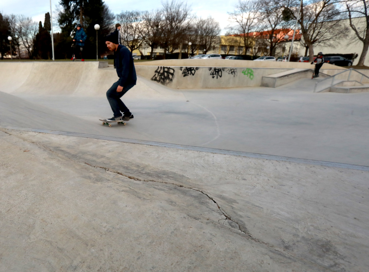 Skate park Maribor: Razpoke v betonu