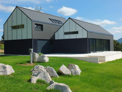 Trendovske hiše: Manjše, a z večjimi steklenimi površinami