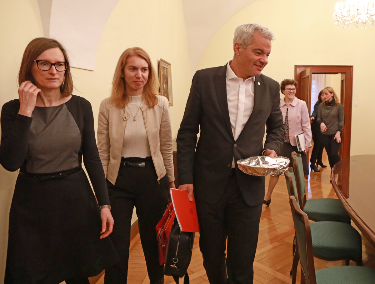 Arsenovič v svojem kabinetu zaposlil 16 ljudi