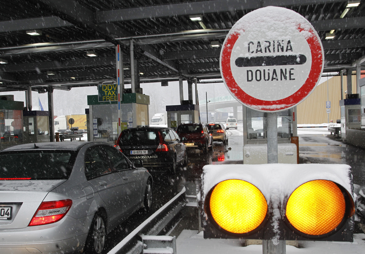 V ponedeljek opozorilna stavka policijskega sindikata na prehodih Obrežje in Gruškovje