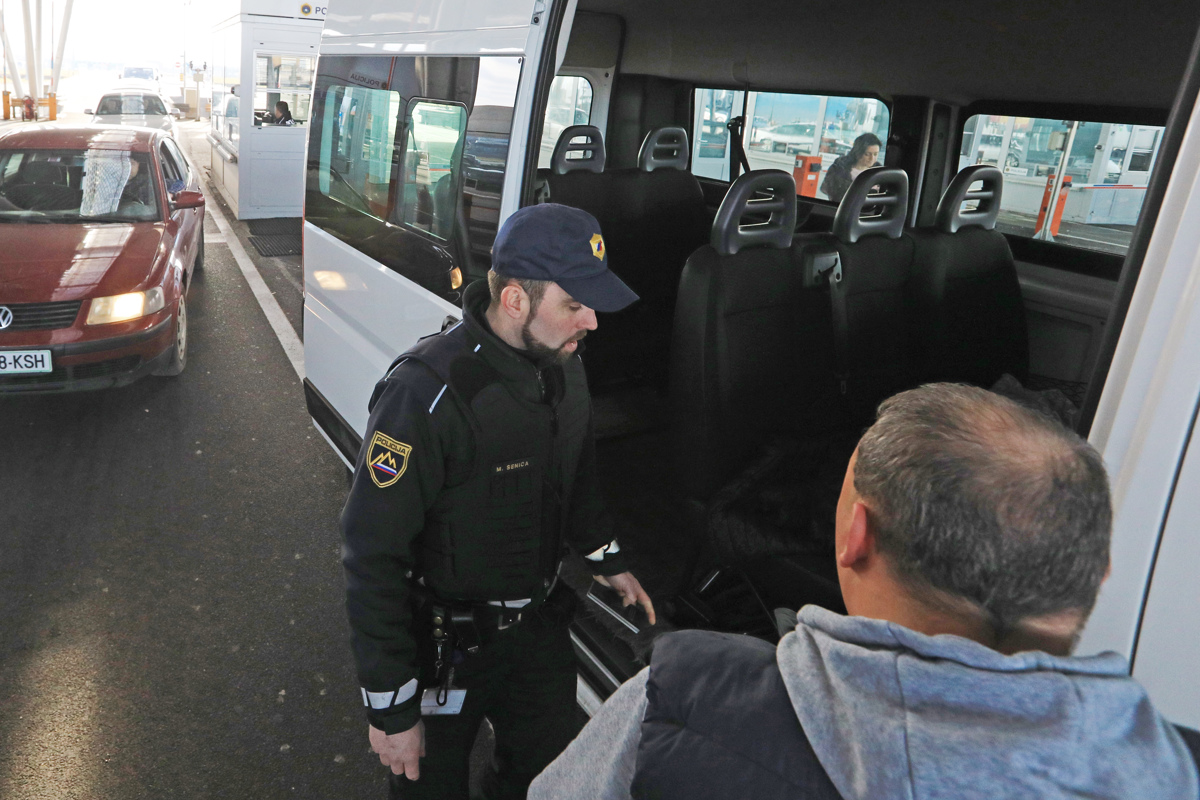 (FOTO) Med stavko na mejnem prehodu Obrežje: "Razmere v policiji so kritične"
