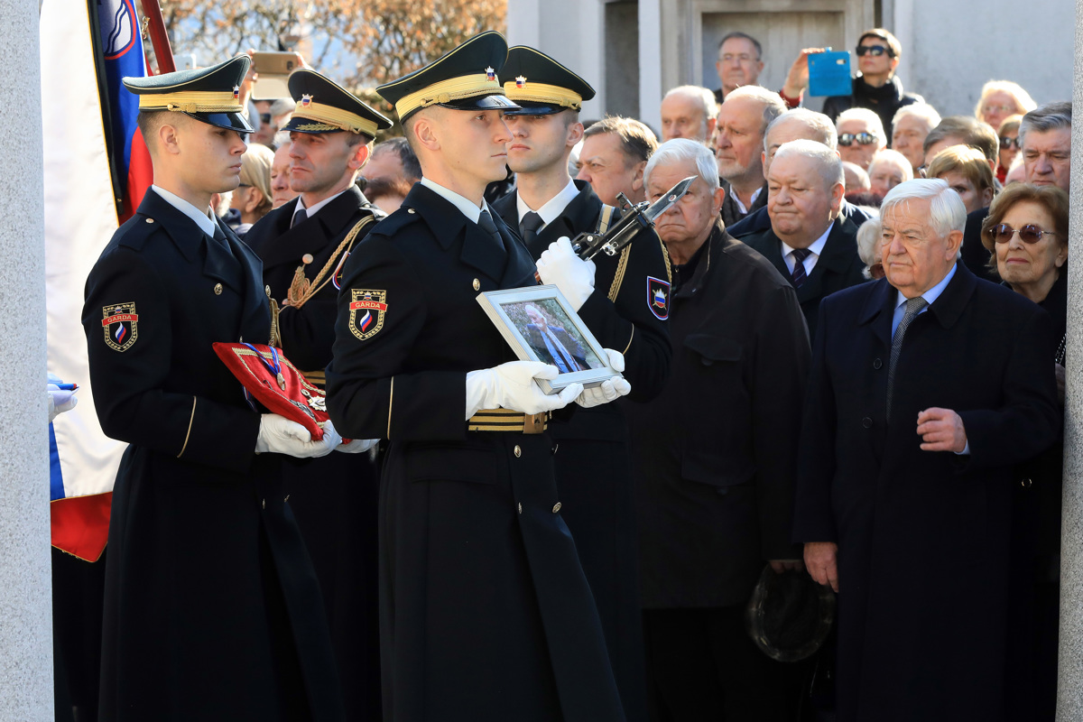 Z vojaškimi častmi slovo od Janeza Stanovnika, ki so mu rekli oče naroda