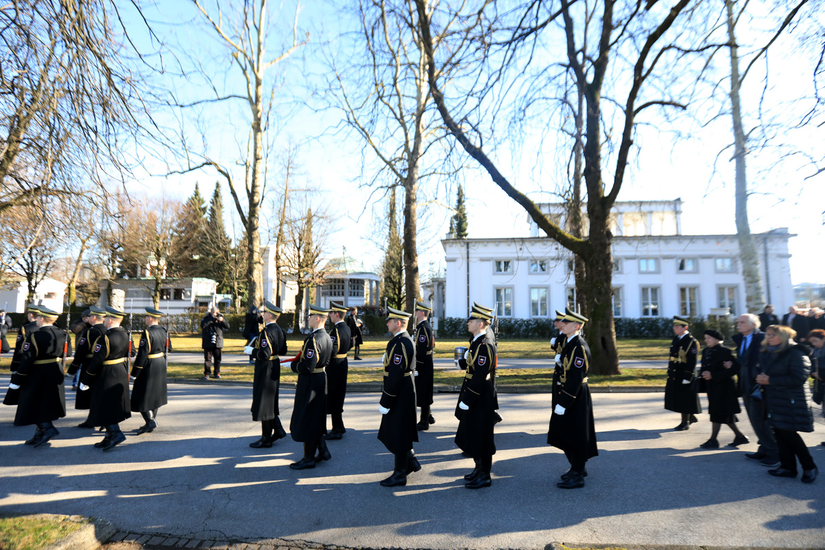 Z vojaškimi častmi slovo od Janeza Stanovnika, ki so mu rekli oče naroda