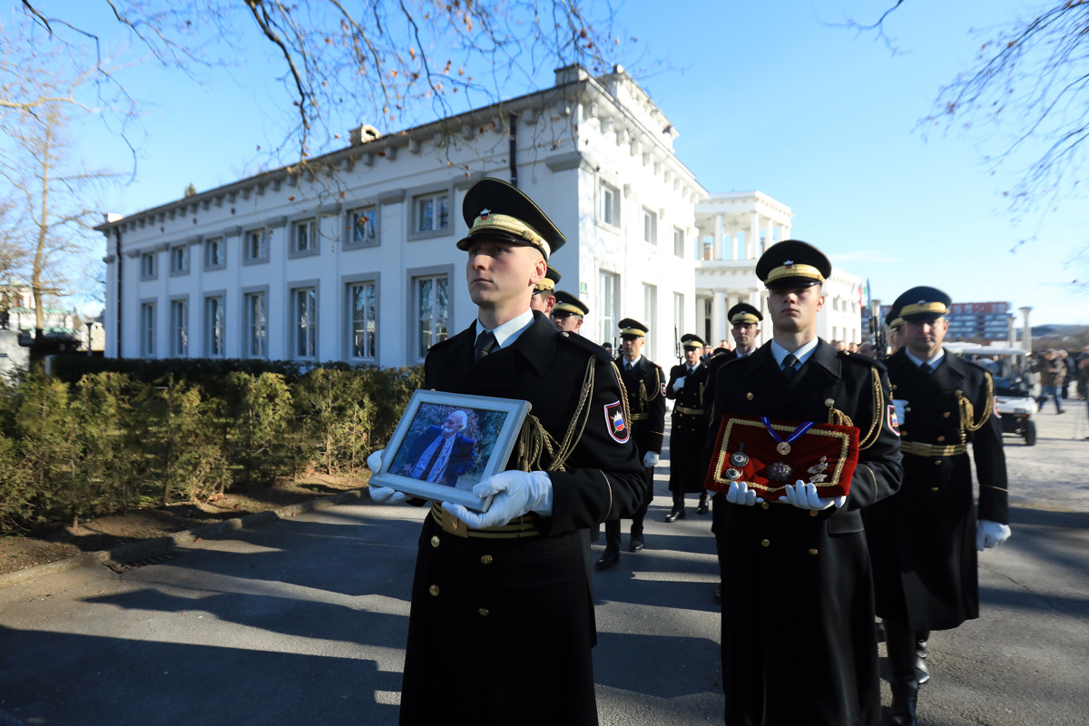 Z vojaškimi častmi slovo od Janeza Stanovnika, ki so mu rekli oče naroda