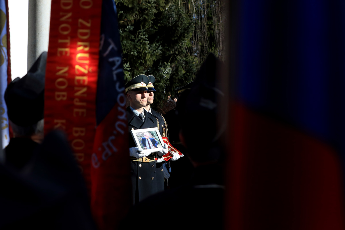 Z vojaškimi častmi slovo od Janeza Stanovnika, ki so mu rekli oče naroda