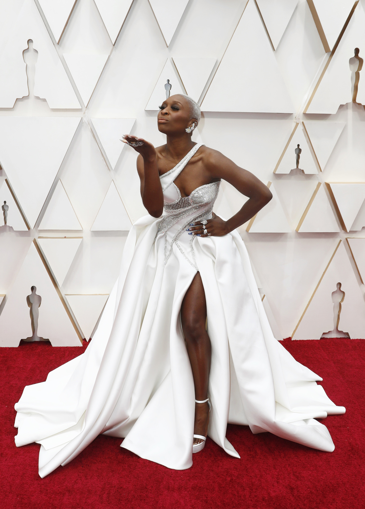 Britanska pevka in igralka Cynthia Erivo, ki jo bomo kmalu videli igrati Aretho Franklin, je prišla v spektakularni beli obleki znamke Atelier Versace.