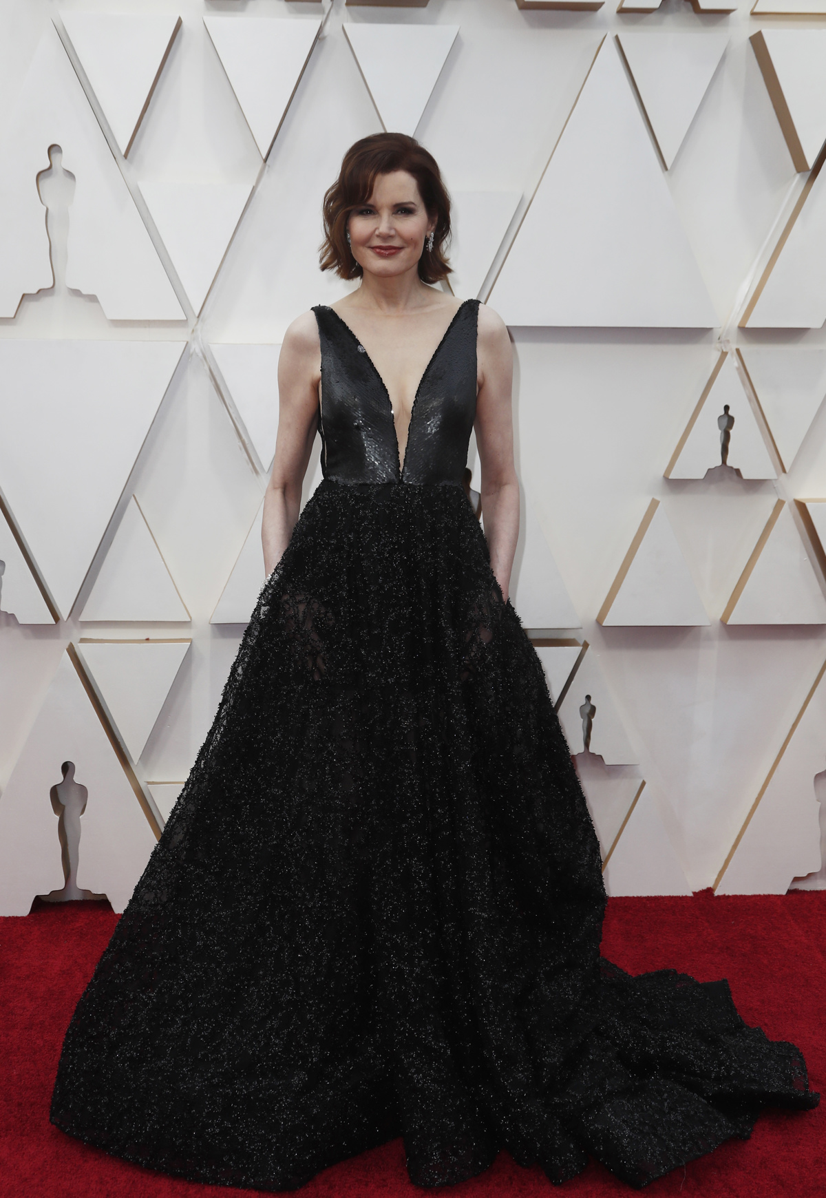 Geena Davis je navdušila v črni obleki kreatorke Romone Keveza. 