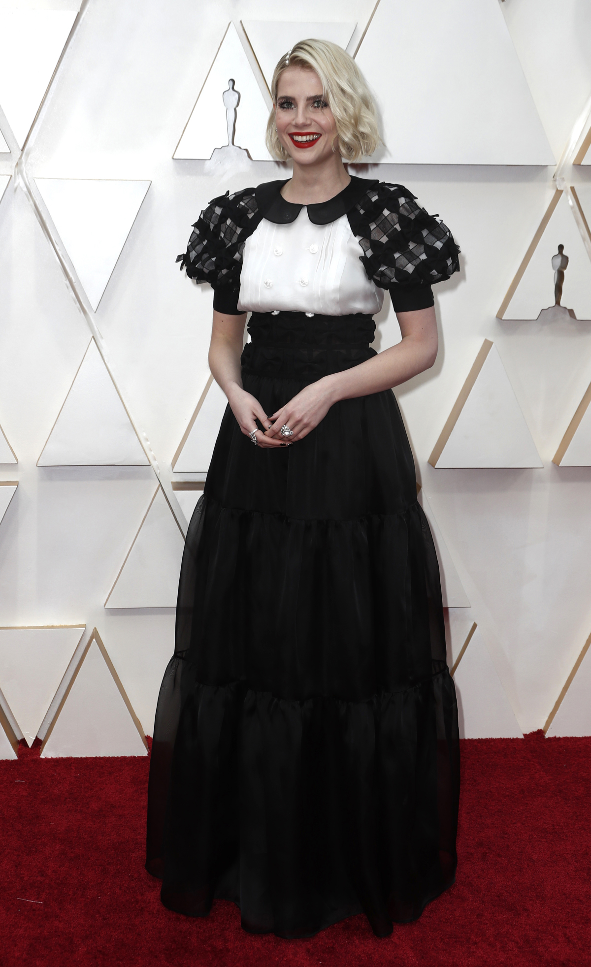 Lucy Boynton je izbrala oboje - črno in belo hkrati. 