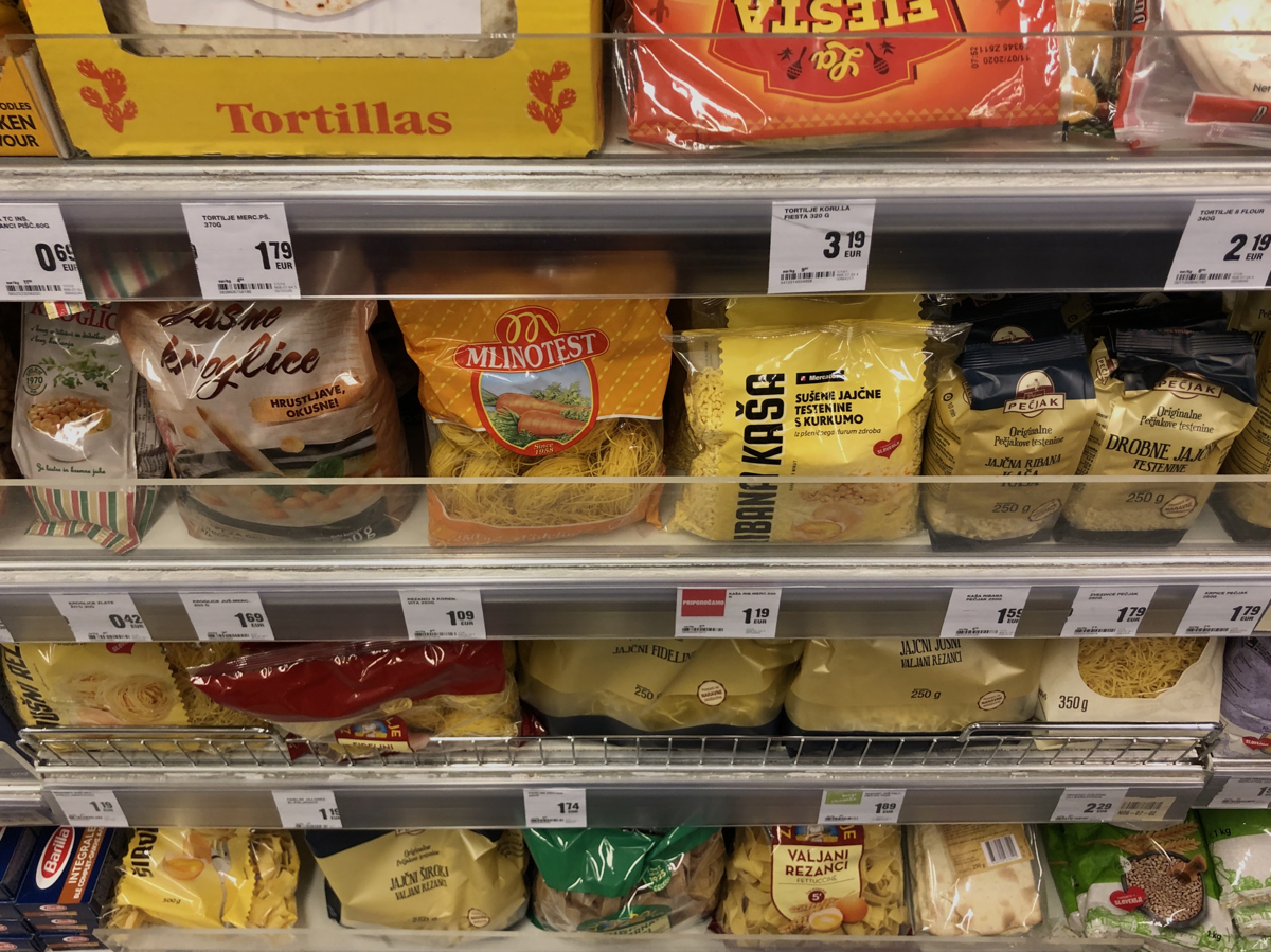 (REPORTAŽA) Stanje v trgovinah ob izbruhu koronavirusa: "Če spremljaš medije, se ti zdi, da se narod v trgovini ravsa za zadnji liter mleka"