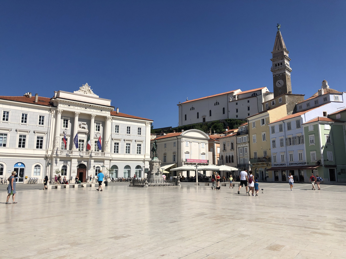 Piran: Domačin skočil skozi okno in zbežal pred policisti. Kaj se je dogajalo?