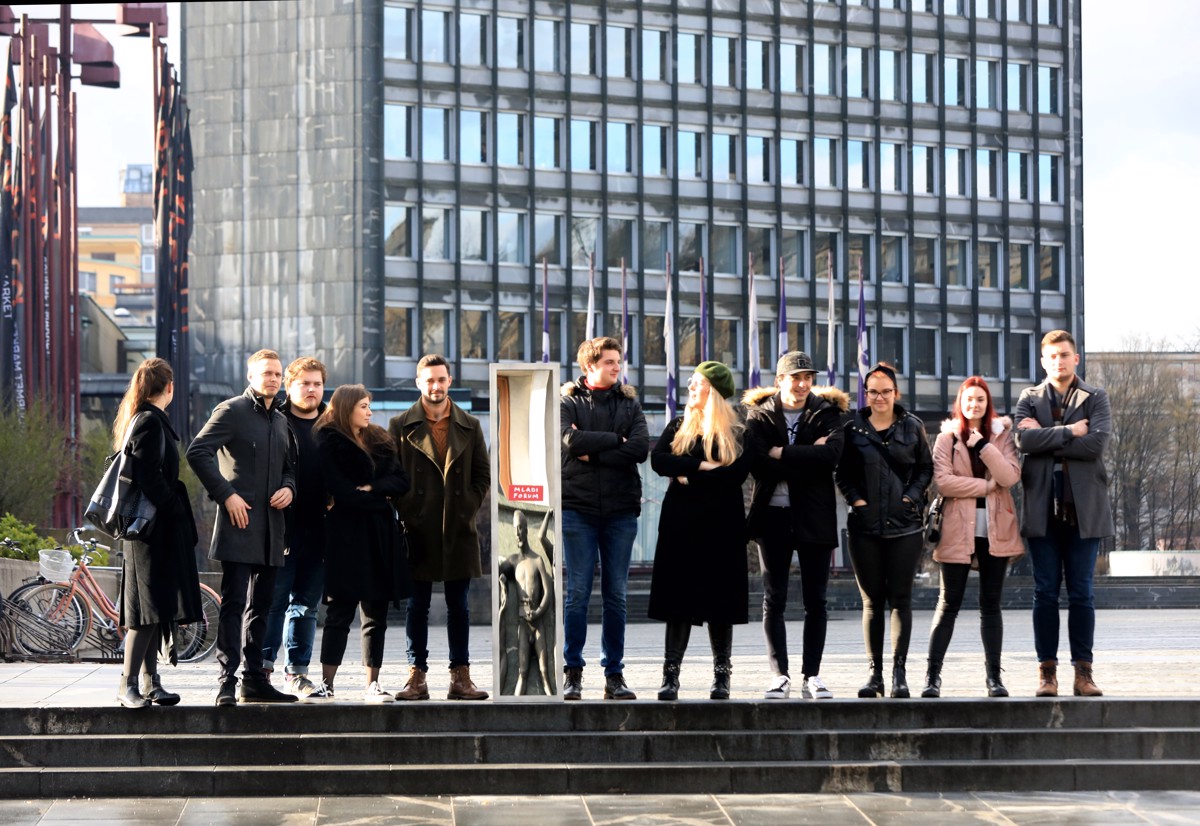 Pred DZ pozivajo slovenske politike: Poglejte se v ogledalo. Ste ponosni na to, kar vidite?