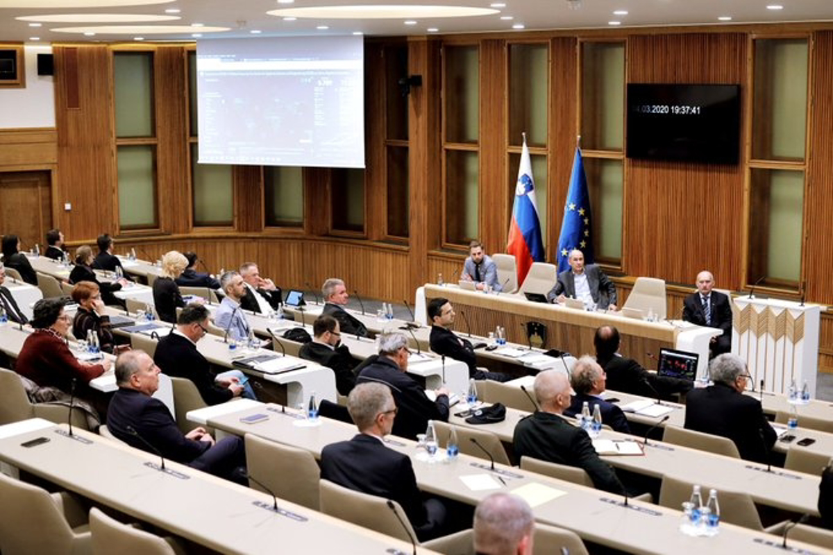 Krizni štab: Sprejeti novi ukrepi za zajezitev epidemije, med drugim ukinitev javnega prevoza in nadzori