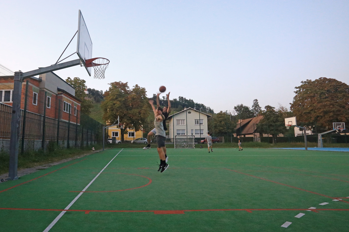 Pediatri: Otroci in mladi naj se ne družijo!