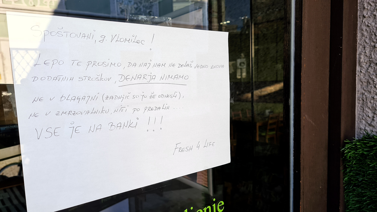 Sporočilo vlomilcem: Denar imamo v banki